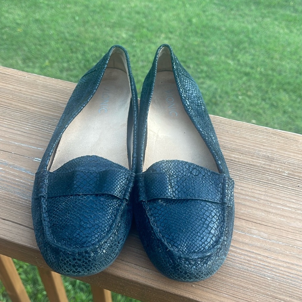 Vionic Larrun Black Snakeskin Metallic Loafers Moccasin Size 8.5